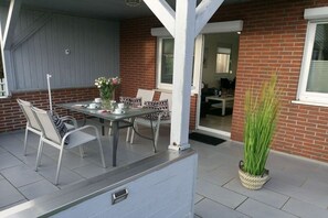 Outdoor dining - Holiday home with 2 bedrooms (Warwerort)
