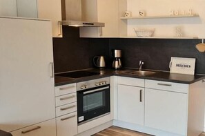 Coffee/tea maker, fridge, oven, stovetop - Dike walker in Tina's house (Büsum)