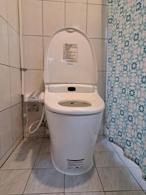 Talo, vuoristonäköala | Kylpyhuone | Tohvelit