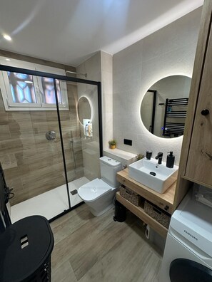 Douche, sèche-cheveux, bidet, serviettes fournies