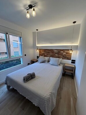 Tabla de planchar con plancha, cuna de viaje, wifi y ropa de cama