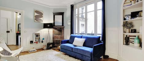 Smart-TV, Kamin, Arbeitsbereiche