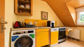 Wasserkocher mit Kaffee-/Teezubehör, Kühlschrank, Mikrowelle, Ofen