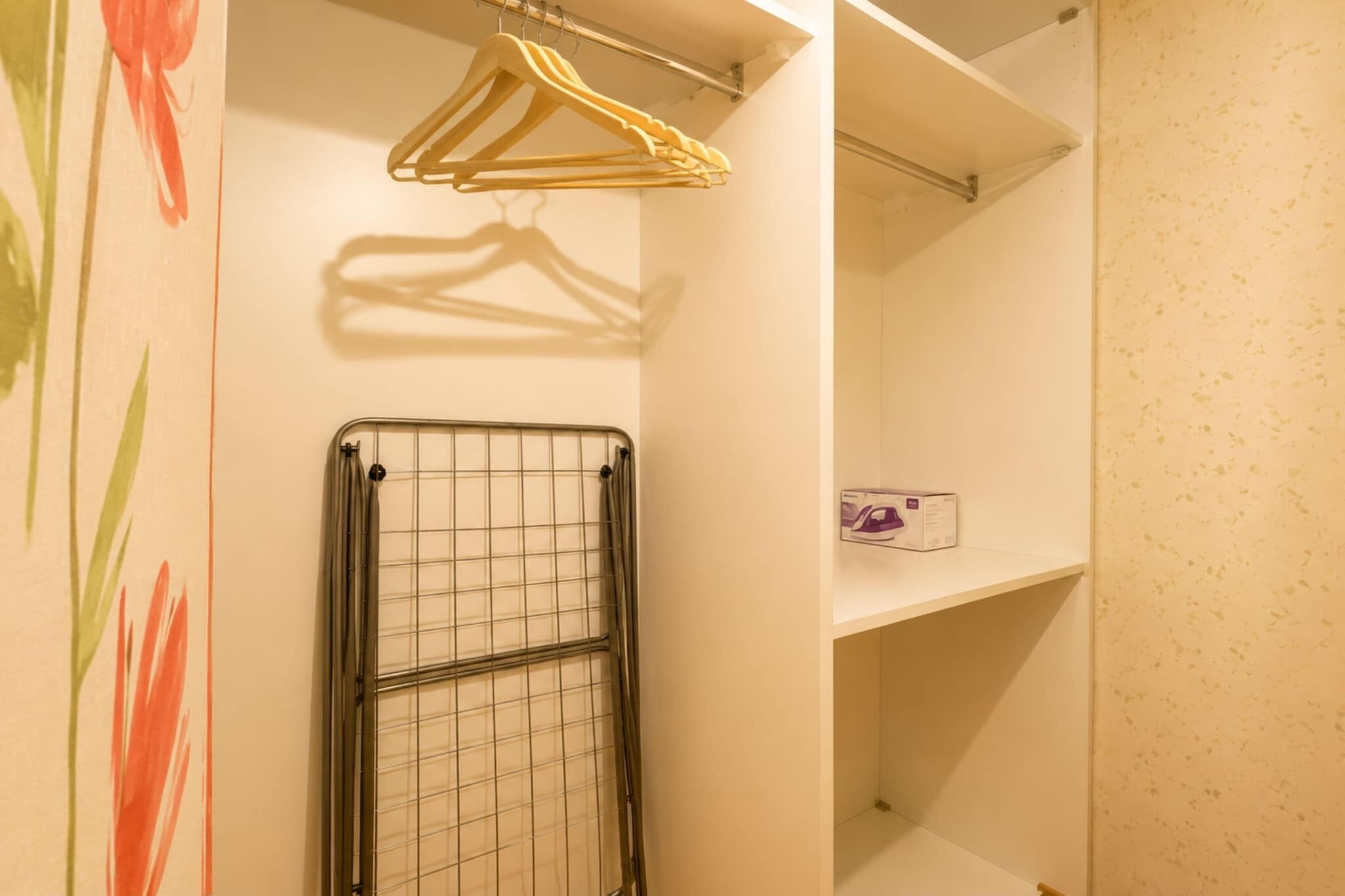 Ein Badezimmer mit Handtuchhalter, Dusche und Ablage mit einer Schachtel.