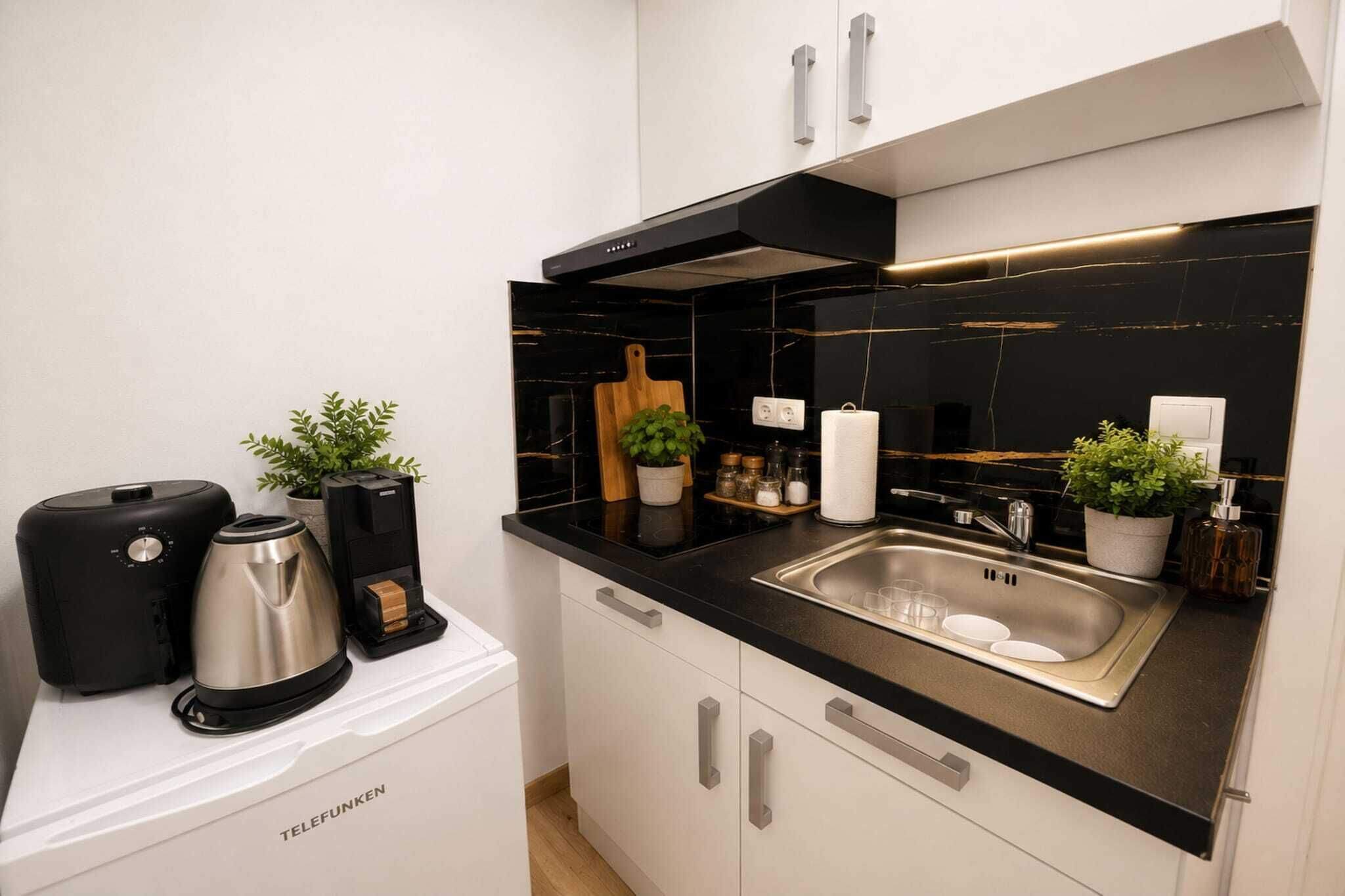 Wasserkocher mit Kaffee-/Teezubehör, Kühlschrank, Herdplatte, Hochstuhl
