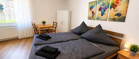 Fer et planche à repasser, lit de bébé portatif, accès au Wi-Fi (inclus)