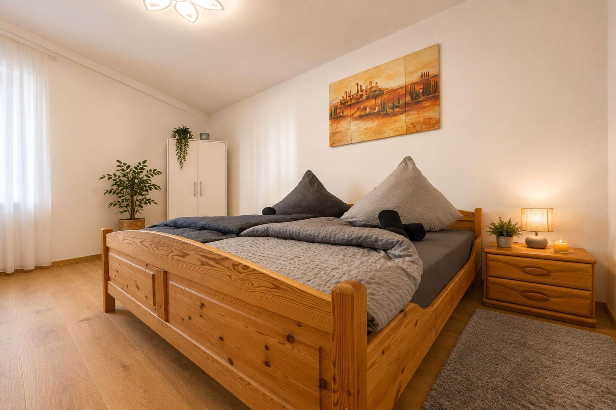 Een strijkplank/strijkijzer, reisbedje, gratis wifi, beddengoed