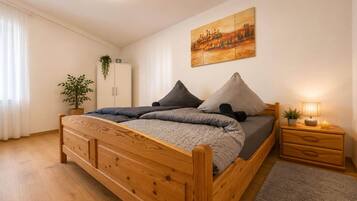 Bügeleisen/Bügelbrett, Reisekinderbett, kostenloses WLAN, Bettwäsche