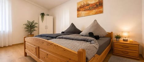 Bügeleisen/Bügelbrett, Reisekinderbett, kostenloses WLAN, Bettwäsche
