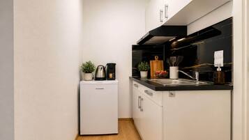 Wasserkocher mit Kaffee-/Teezubehör, Kühlschrank, Herdplatte, Hochstuhl
