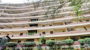 Un edificio de varios pisos con balcones y un letrero de spa y salón.