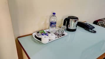 Habitación básica, balcón, vista al jardín | Café y/o cafetera