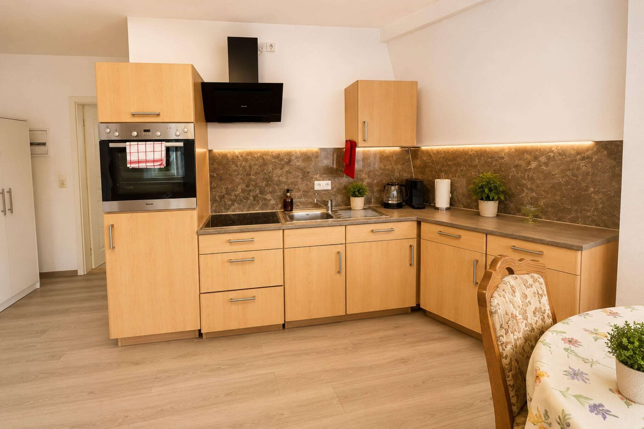Wasserkocher mit Kaffee-/Teezubehör, Kühlschrank, Ofen, Herdplatte