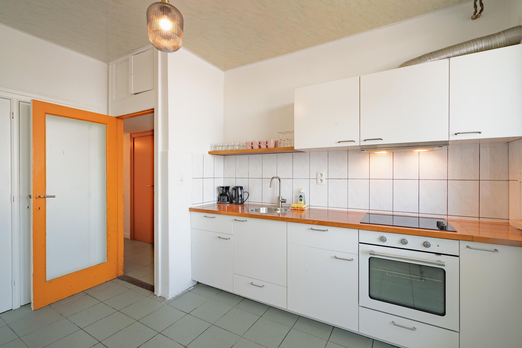 Coffee/tea maker, fridge, oven, stovetop