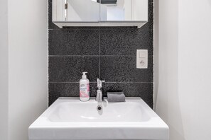 Bathroom - Stylish Apartment with Modern Amenities (Antwerp)