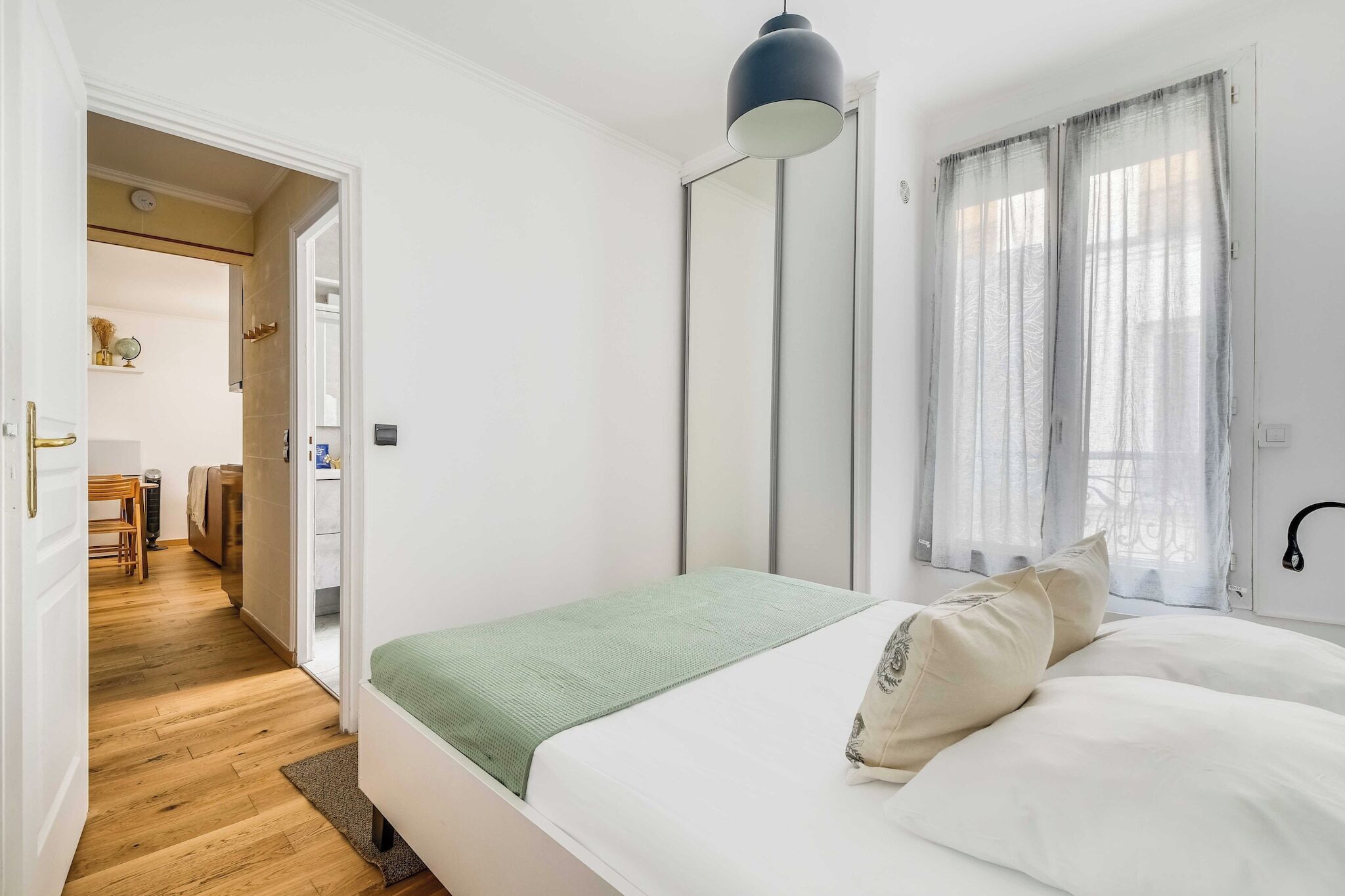 1 habitación, escritorio, tabla de planchar con plancha y internet 