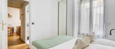 1 bedroom, desk, iron/ironing board, Internet