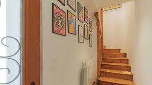 A staircase with wooden steps and a radiator on the wall. - 1BDR/3P flat - balcony - in the heart of Deauville (Deauville)