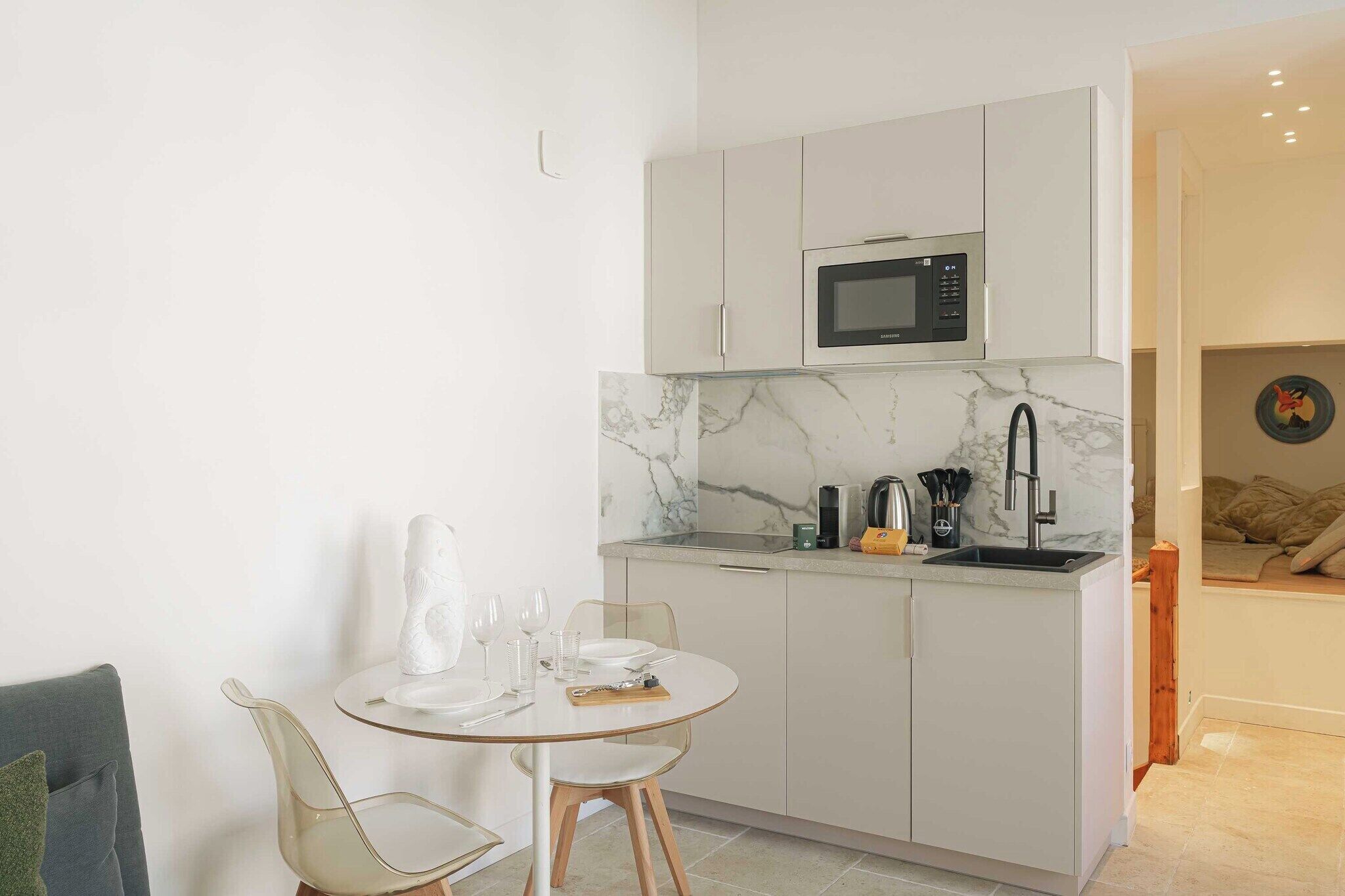 Coffee/tea maker, fridge, microwave, stovetop