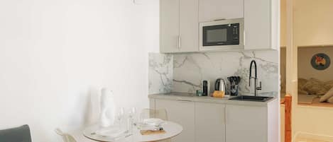 Coffee/tea maker, fridge, microwave, stovetop