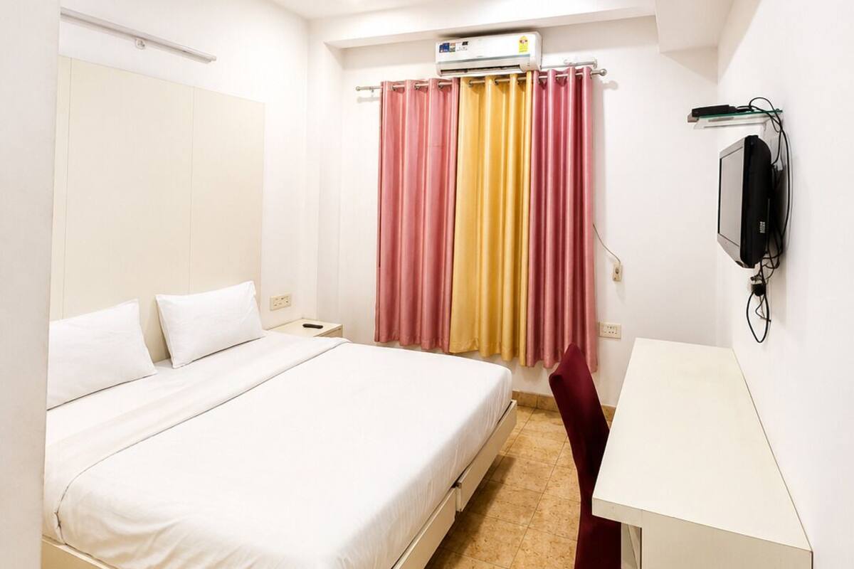 Habitació doble bàsica, 1 llit doble, servei de neteja, vistes a la ciutat | Escriptori 