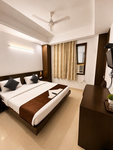 Hotel TJS Grand karol bagh