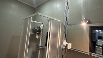 Sèche-cheveux, serviettes fournies, papier toilette