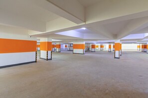 Um amplo espaço interno, com pé direito alto e várias colunas.