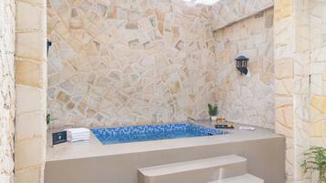 Deluxe Villa | Pool