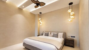 Een moderne slaapkamer met een groot bed, een plafondventilator en hanglampen.