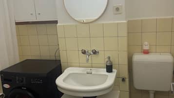 Sèche-cheveux, serviettes fournies, savon, papier toilette