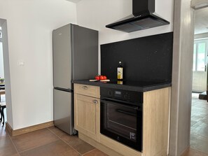 Kaffetrakter/tekoker, kjøleskap, mikrobølgeovn og ovn