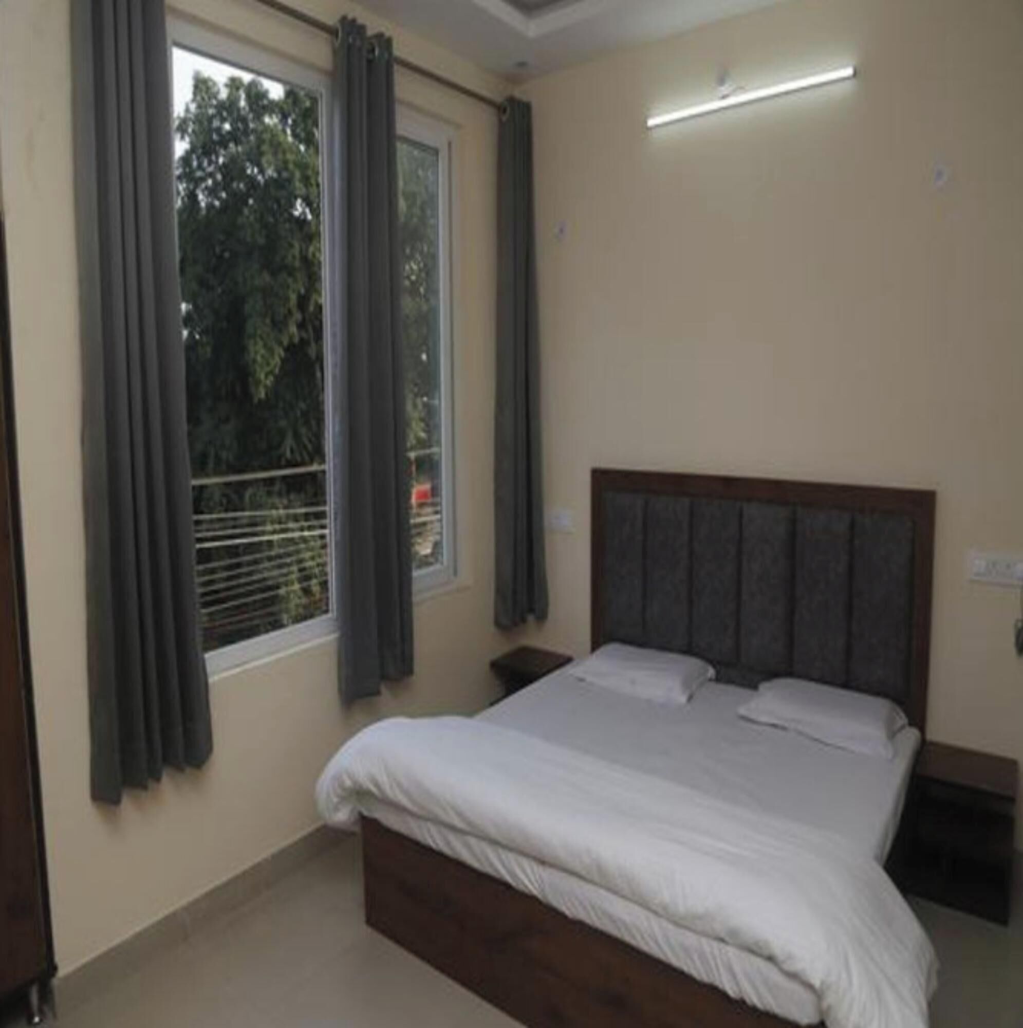 Basic Double Room, City View | Desk, free WiFi