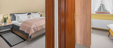3 chambres, fer et planche à repasser, lit parapluie, Wi-Fi gratuit