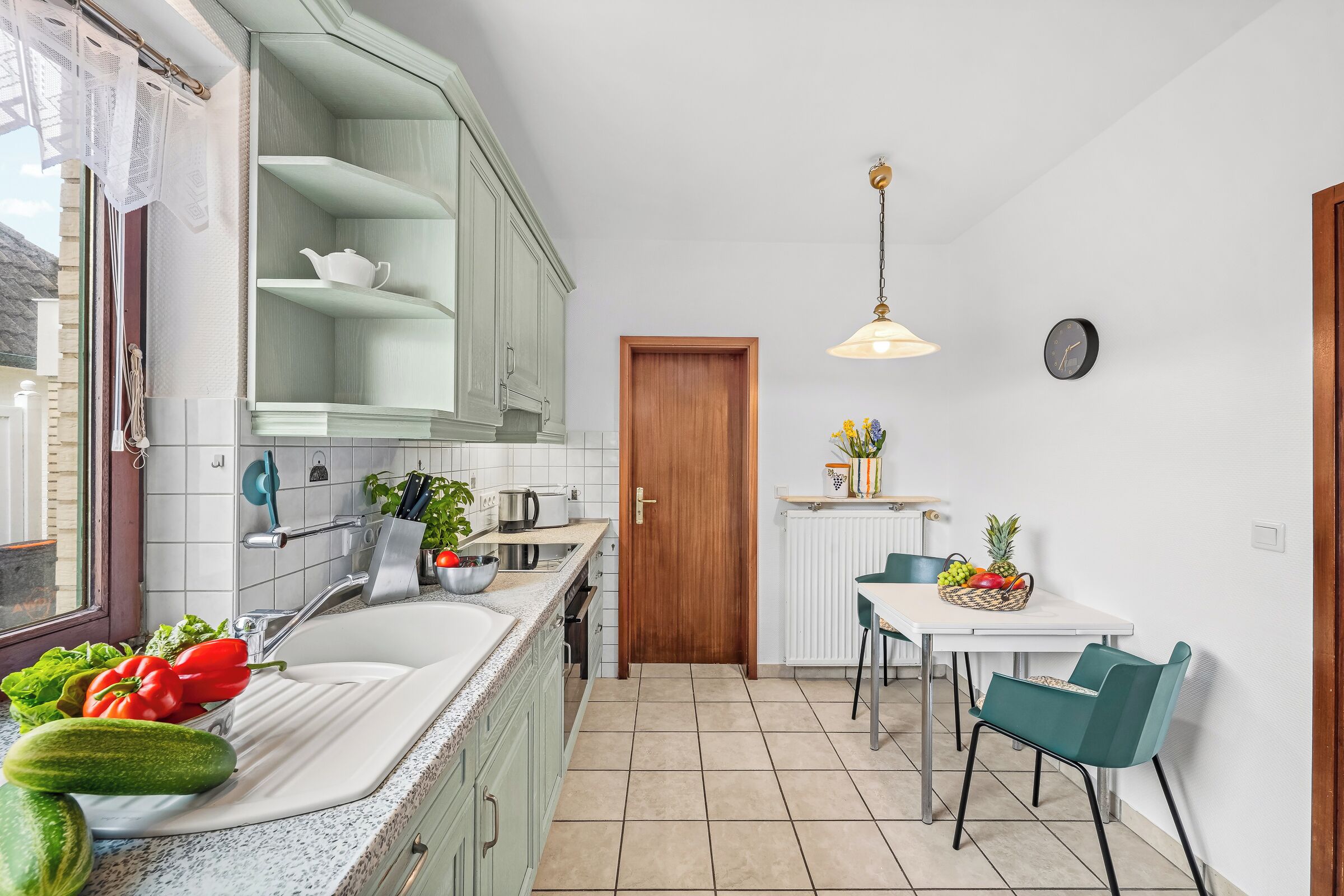 Coffee/tea maker, fridge, oven, stovetop