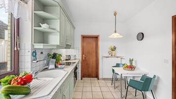 Coffee/tea maker, fridge, oven, stovetop