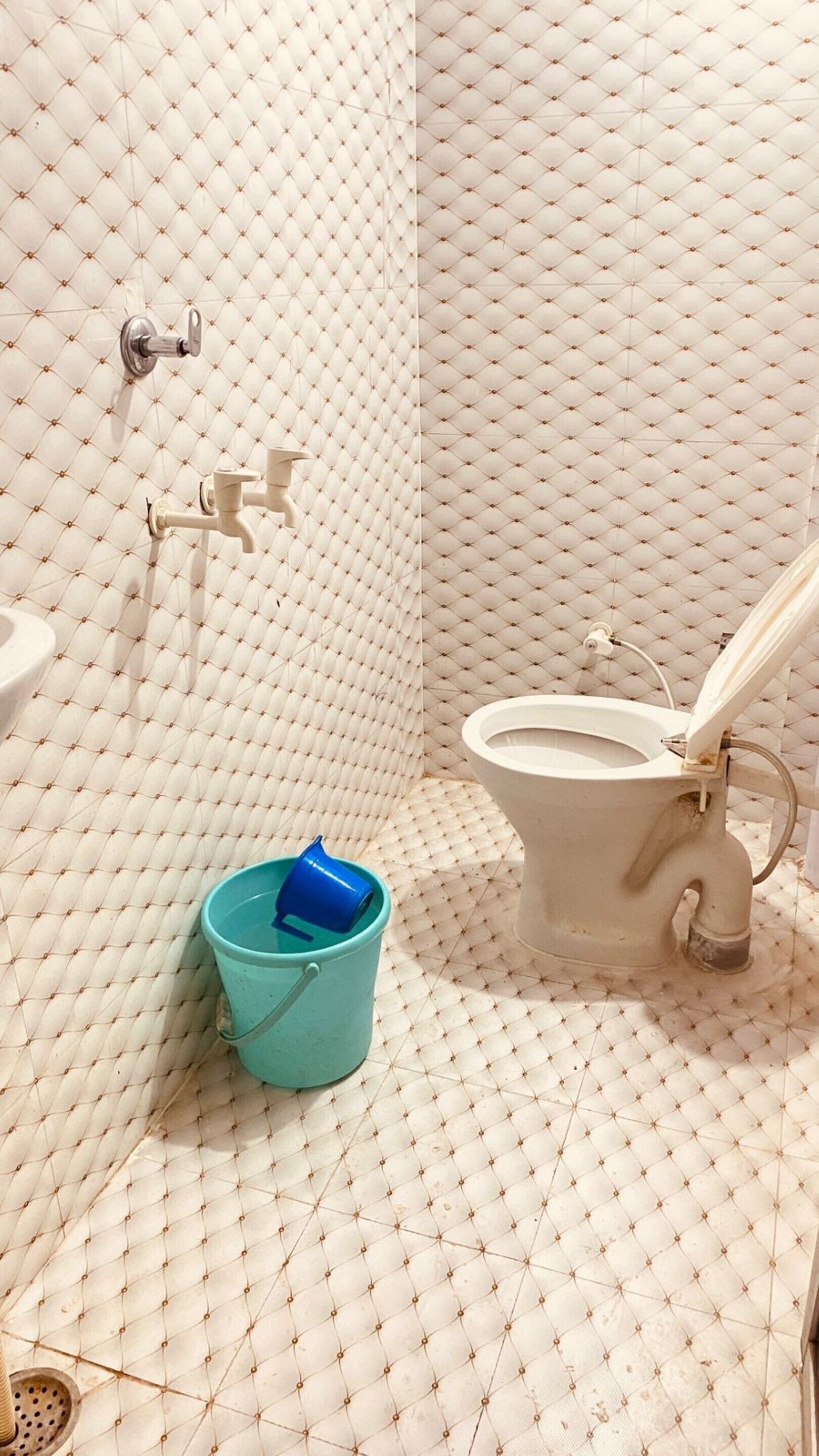 Dusche, kostenlose Toilettenartikel, Handtücher