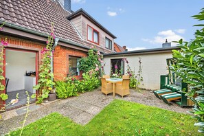 Outdoor dining - Lilith Holiday Apartment: for families with a dog, 2 bedrooms, central location (Büsum)