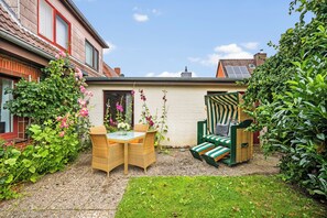 Outdoor dining - Lilith Holiday Apartment: for families with a dog, 2 bedrooms, central location (Büsum)