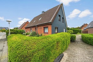 Exterior - Lilith Holiday Apartment: for families with a dog, 2 bedrooms, central location (Büsum)