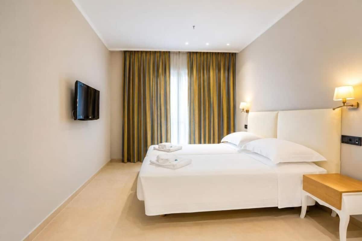 Chambre double ou avec lits jumeaux | Coffre-fort, système d’insonorisation, accès au Wi-Fi (inclus)