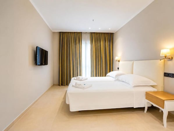 Double or Twin Room | In-room safe, soundproofing, WiFi (free)