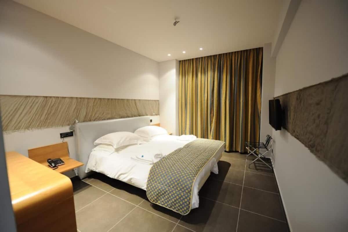 Chambre Deluxe double ou avec lits jumeaux | Coffre-fort, système d’insonorisation, accès au Wi-Fi (inclus)