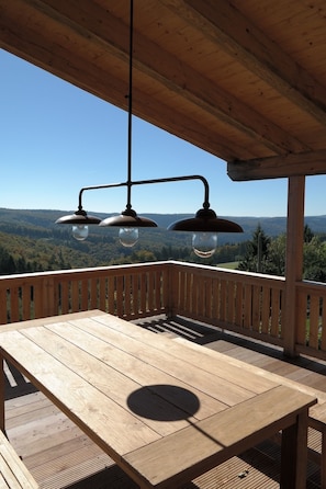 Outdoor dining - ROMANTIKHÜTTE ROTHAARSTEIG – An idyllic chalet with panoramic views – accommodates up to 8 people (Schmallenberg)