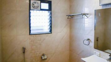Elite tweepersoonskamer, uitzicht op de stad | Badkamer | Een douche, gratis toiletartikelen, handdoeken