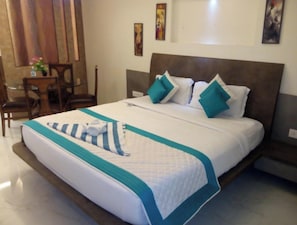 Habitación doble Royal, vista a la ciudad | Escritorio y wifi gratis