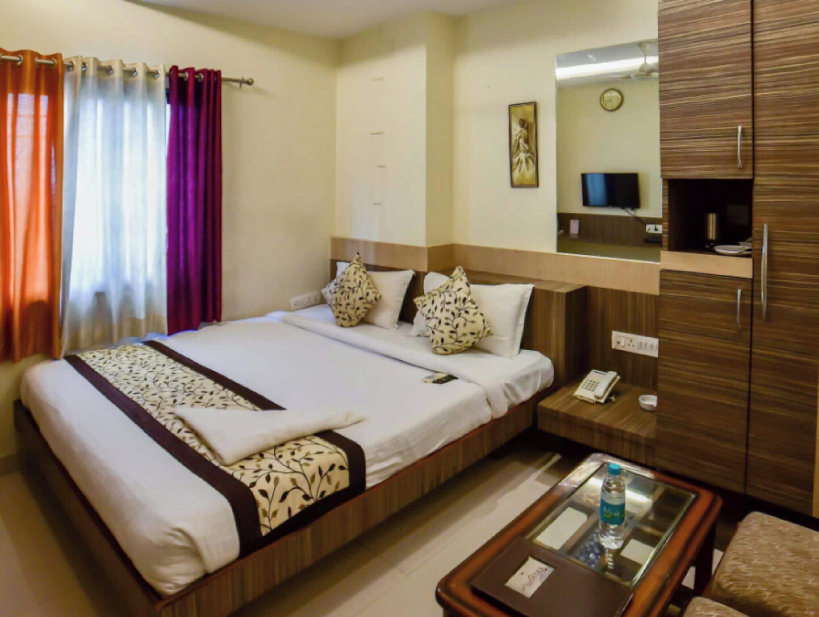 Presidential Double Room, City View | Meja, Wi-fi percuma 