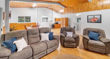 The big catch! - 3.5 acres - pets! - boats - fishing and crabbing!