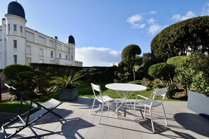Outdoor dining - Vrbo Property (Royan)