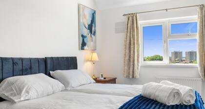 Modern Home | Private Parking & Garden | Office